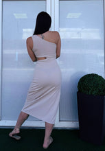 Kép betöltése a galériamegjelenítőbe: 8302 MILA vėkony bordás oldalt kivágott ruha
