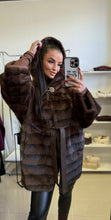 Kép betöltése a galériamegjelenítőbe: 8811-2 BARBARA nerc hatású csíkos műszőr kabát
