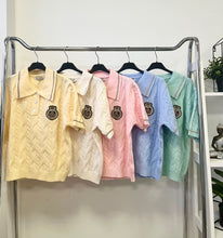 Kép betöltése a galériamegjelenítőbe: 8133 RUBINA galléros tavaszi rövid ujjú pulóver
