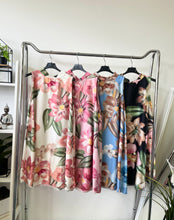 Kép betöltése a galériamegjelenítőbe: 18823 VIRGINIA virágos szatėn ruha
