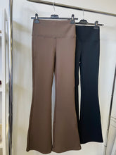 Kép betöltése a galériamegjelenítőbe: 8571 BUNDÁS trapéz szárú leggings
