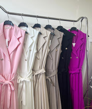 Kép betöltése a galériamegjelenítőbe: 90379 BLANCA gombos pliszírozott szárú overál
