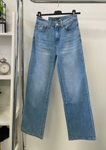 Kép betöltése a galériamegjelenítőbe: 1372 KELLY bőszárú középkék farmer
