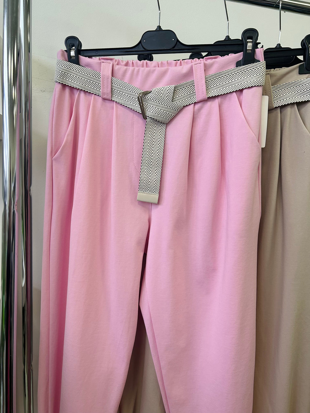 52693 GINA gombos szárú nadrág/csíkos övvel