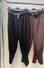 Kép betöltése a galériamegjelenítőbe: 21336 HELLA öves passzés nadrág
