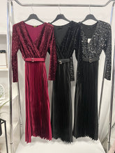 Kép betöltése a galériamegjelenítőbe: 13295 ANNE flitteres,pliszírozott szoknyás alkalmi ruha
