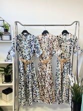 Kép betöltése a galériamegjelenítőbe: 7662 ESTHER apró virág mintás öves ruha
