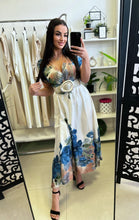 Kép betöltése a galériamegjelenítőbe: 18825 MIRA virágos szatén ruha
