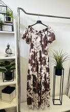 Kép betöltése a galériamegjelenítőbe: 4721 BELLA fodros vállú barna mintás ruha
