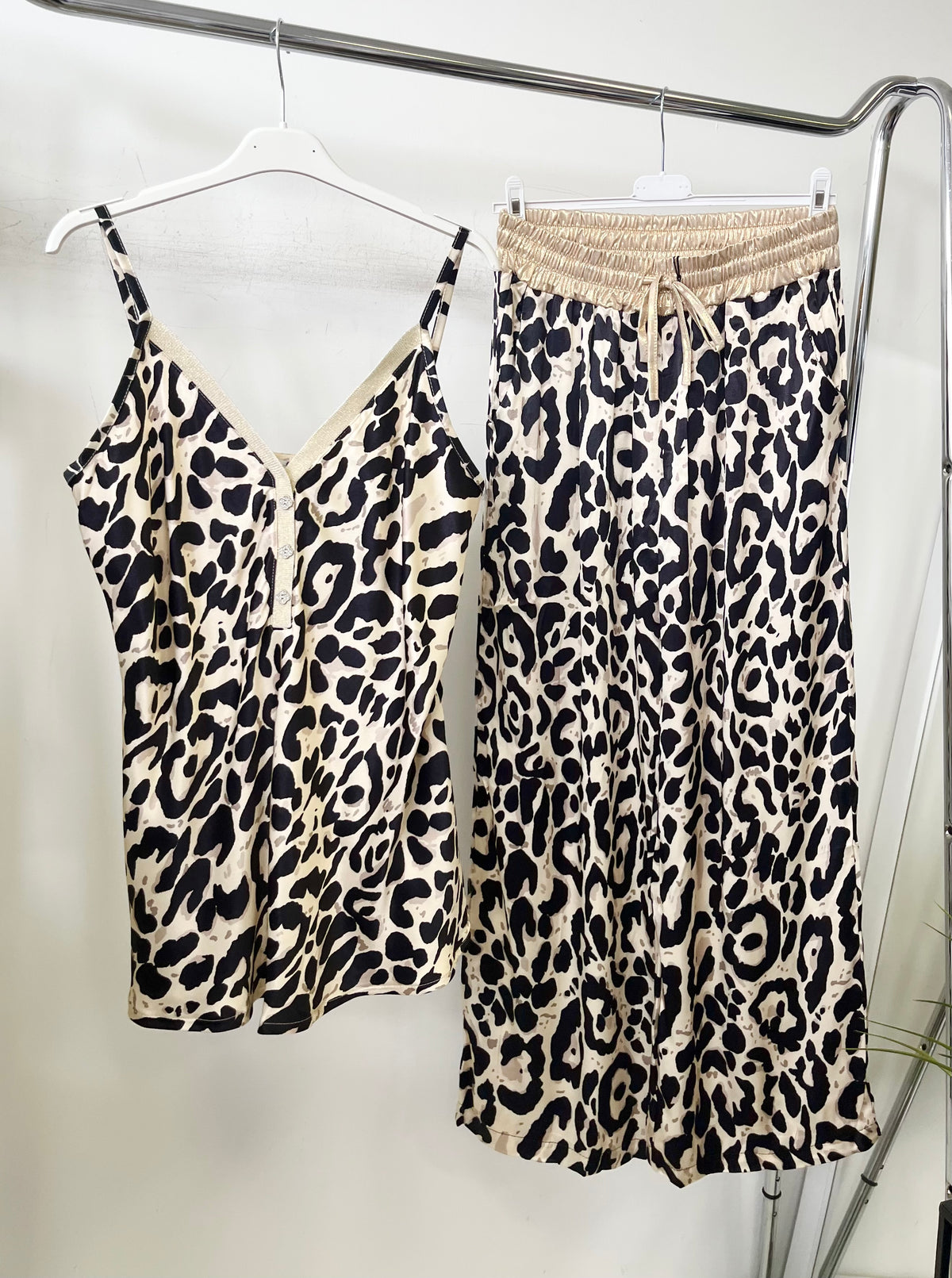 75089 HENNA leopárd gombos szatén top