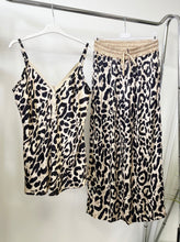 Kép betöltése a galériamegjelenítőbe: 75089 HENNA leopárd gombos szatén top

