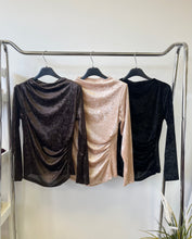 Kép betöltése a galériamegjelenítőbe: 37010 REA strasszköves húzott vállú felső
