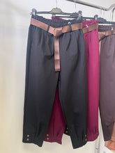 Kép betöltése a galériamegjelenítőbe: 7395 LILLA öves gombos szárú nadrág
