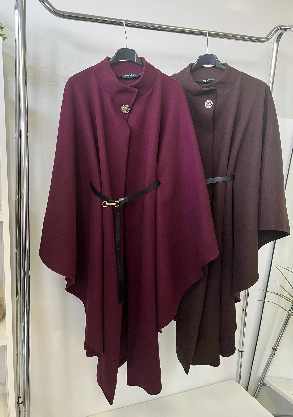 26388 AMORA elegáns hosszú poncsó övvel