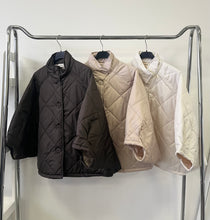 Kép betöltése a galériamegjelenítőbe: 8902 FLORA steppelt denevér ujjú kabát
