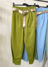 Kép betöltése a galériamegjelenítőbe: 7048/52693 HAILEY gombos szárú nadrág
