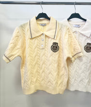 Kép betöltése a galériamegjelenítőbe: 8133 RUBINA galléros tavaszi rövid ujjú pulóver
