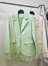 Kép betöltése a galériamegjelenítőbe: 45305 SASSY blézer csipke diszítéssel
