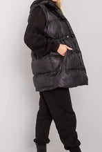 Kép betöltése a galériamegjelenítőbe: 8815 MŰBŐR mellény+ jogging szett
