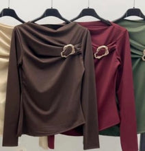 Kép betöltése a galériamegjelenítőbe: 43333 DINA csatos felső
