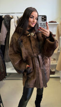 Kép betöltése a galériamegjelenítőbe: 8811-1 BARBARA nerc hatású műszőr kabát
