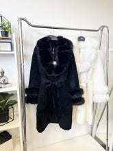 Kép betöltése a galériamegjelenítőbe: 8873 NARA szőrmés kötős kardigán/kabát
