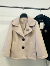 Kép betöltése a galériamegjelenítőbe: 8159 MARGARET elegáns átmeneti kabát brossal
