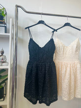 Kép betöltése a galériamegjelenítőbe: 11086 BELLA csipkés miniruha
