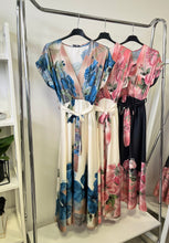 Kép betöltése a galériamegjelenítőbe: 18825 MIRA virágos szatén ruha
