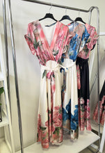 Kép betöltése a galériamegjelenítőbe: 18825 MIRA virágos szatén ruha
