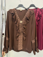 Kép betöltése a galériamegjelenítőbe: 8738 PETRA fodros blúz brossal
