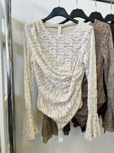 Kép betöltése a galériamegjelenítőbe: 354 MIRJAM csavart csipke tölcsér ujjú csipke body
