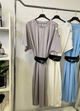 Kép betöltése a galériamegjelenítőbe: 12259 ZINA öves gombos vállú ruha
