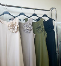 Kép betöltése a galériamegjelenítőbe: 58087 LIDIA zsebes extra bőszárú overál brossal
