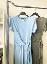 Kép betöltése a galériamegjelenítőbe: 12063 ERICA oldalt kötős rövid ujjú ruha
