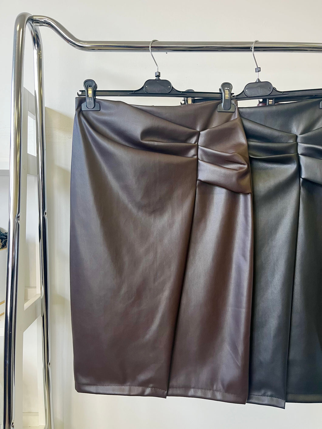 5572 DORINA átlapolt műbőr midiszoknya