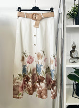 Kép betöltése a galériamegjelenítőbe: 15061 ALMA virágos vászon szoknya
