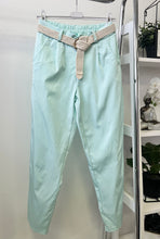 Kép betöltése a galériamegjelenítőbe: 0540 DORY fényes nadrág
