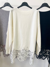 Kép betöltése a galériamegjelenítőbe: 85817 JANA csipke aljú kötött felső
