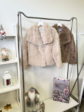 Kép betöltése a galériamegjelenítőbe: 9411 LISA műszőrme bunda

