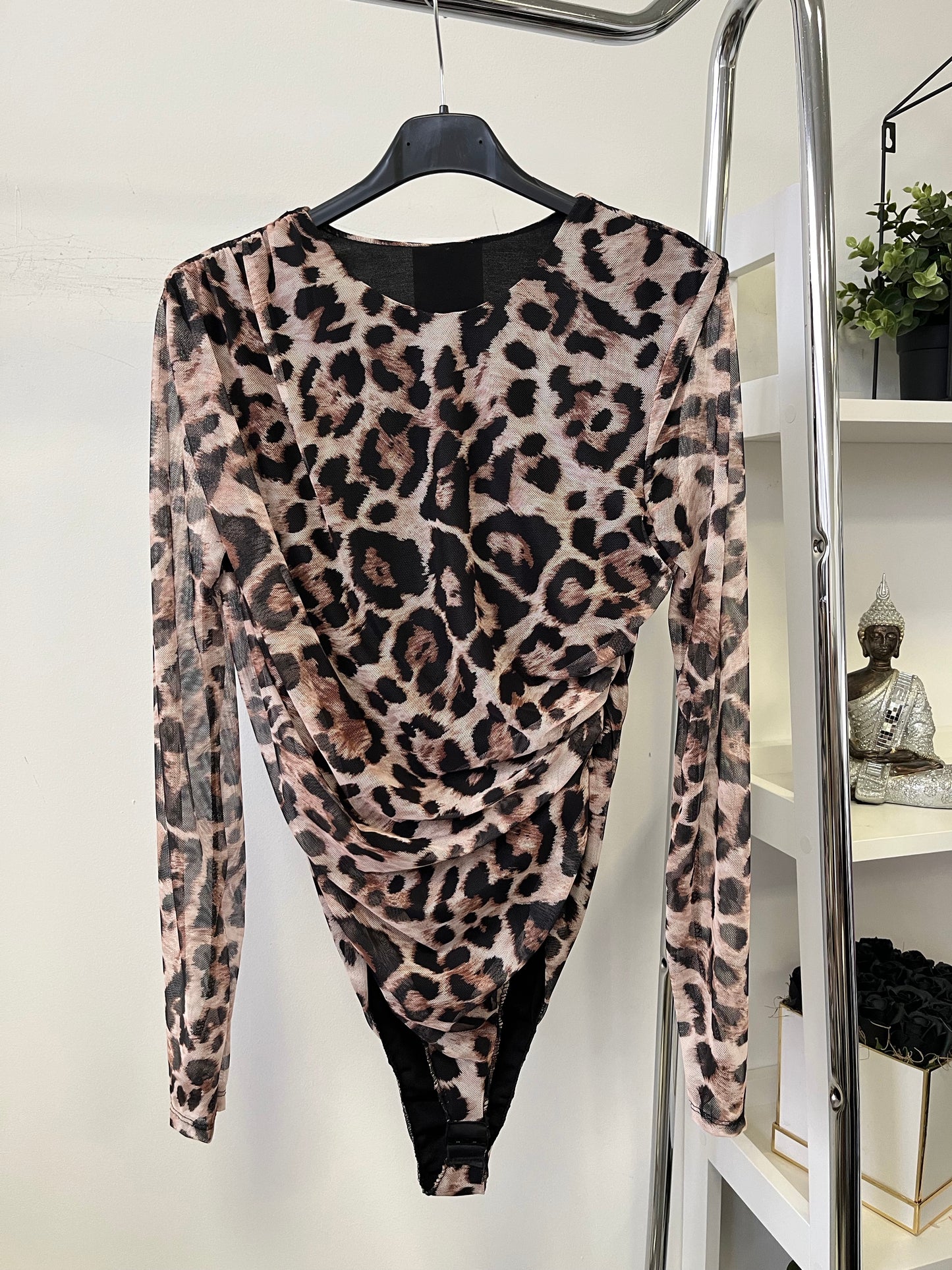30954 LEOPÁRD vállán és oldalán húzott necc body
