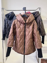 Kép betöltése a galériamegjelenítőbe: 88897 ZOÉ passzés ujjú steppelt kabát
