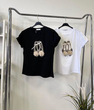 Kép betöltése a galériamegjelenítőbe: 7330 FLOWER SHOES pamut póló
