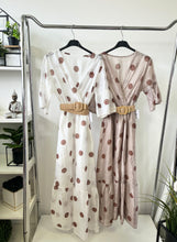Kép betöltése a galériamegjelenítőbe: 3231 IRENE pöttyös műselyem ruha
