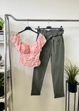 Kép betöltése a galériamegjelenítőbe: 33082 MIRELLA kis virágos húzott crop top
