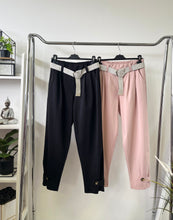 Kép betöltése a galériamegjelenítőbe: 52693 GINA gombos szárú nadrág/csíkos övvel
