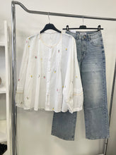 Kép betöltése a galériamegjelenítőbe: 3353 LETTY apró virágos hímzett ing
