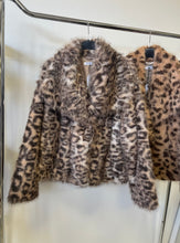 Kép betöltése a galériamegjelenítőbe: 66012 Leopárd műszőr bunda
