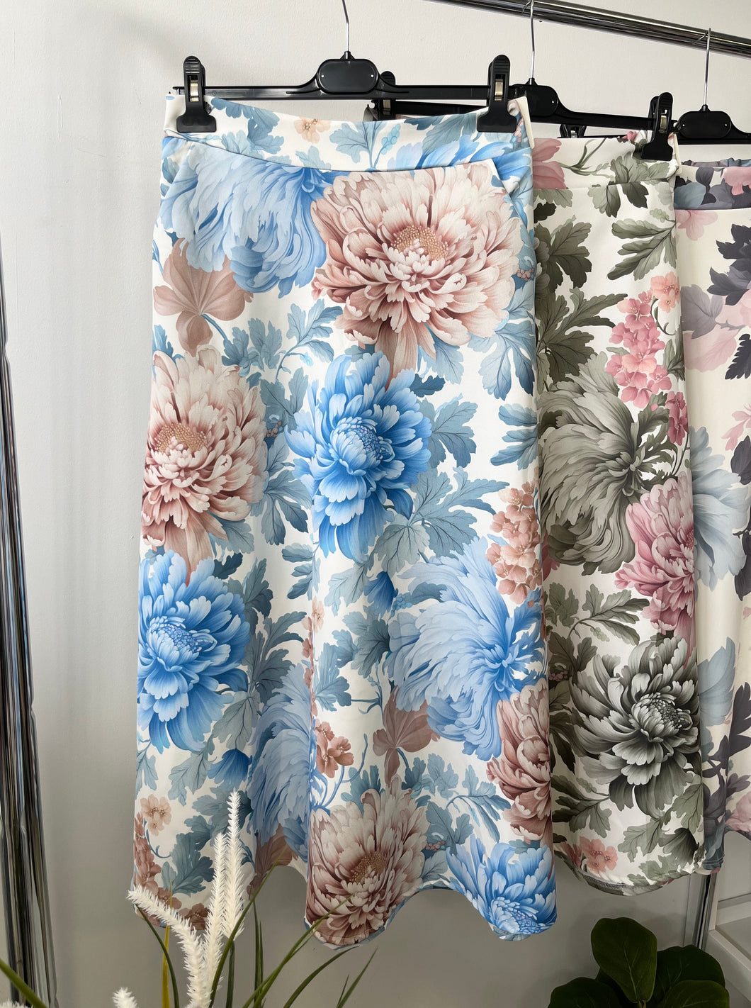 4187 VIRÁG MINTÁS midiszoknya