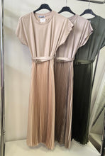 Kép betöltése a galériamegjelenítőbe: 3735 CLARA pliszírozott szoknyás ruha
